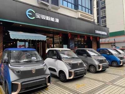 贺振华到宝骏新能源汽车体验中心进行调研