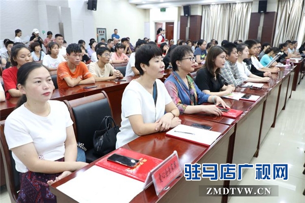  2019年驻马店市扶困助学金发放仪式上驻马店市女企业家协会24名爱心女企业家受到表彰