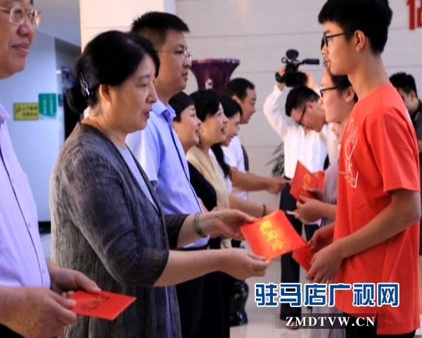 豫坡集团举行第十一届爱心助学基酒基金发放仪式