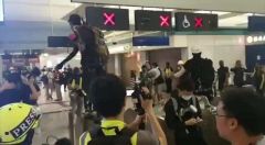 提前一站腾空车厢 记者亲历港铁专列护送黑衣人