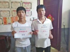 上蔡县刘庄村一对小兄弟携手上一本 父亲搬砖攒学费