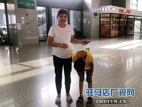 孩子别哭 我们帮你找妈妈 