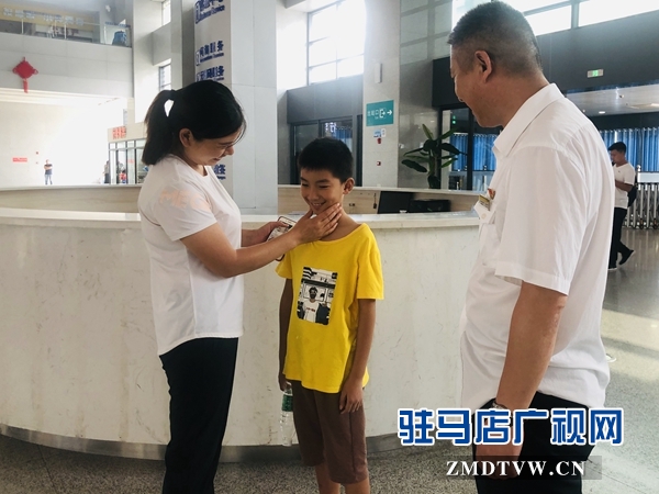 孩子别哭 我们帮你找妈妈 