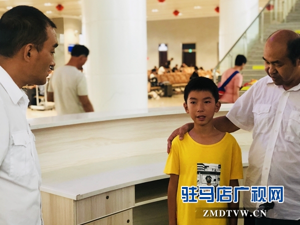 孩子别哭 我们帮你找妈妈 