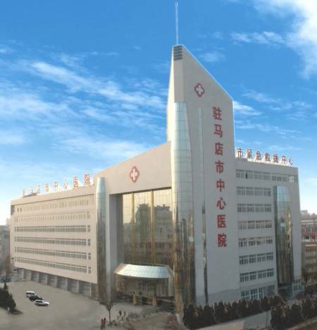 市中心医院志愿者自发为病人撑起“爱心伞”