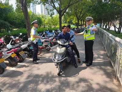 郑州“黑出租”上路最高罚3万 “摩的拉客”最高罚5000元