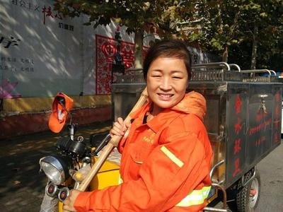 驻马店一爱心人士为环卫工人送关怀