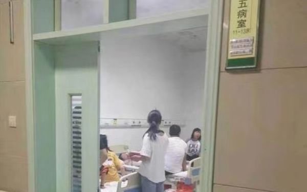 河南许昌一中学百余学生饭后呕吐送医，官方介入调查