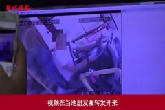 公交司机边开车边玩手机，被人拍下发到网上遭辞退