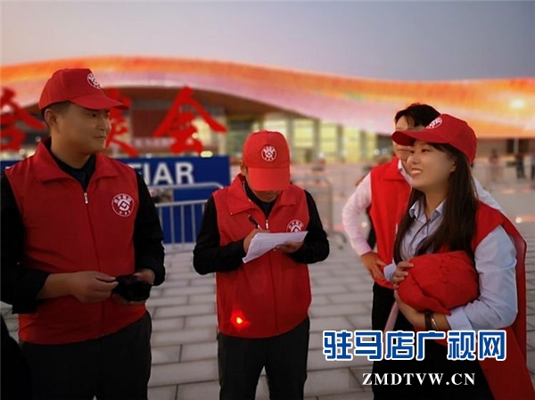 鹏宇集团志愿者到驻马店国际会展中心开展卫生打扫志愿服务获点赞