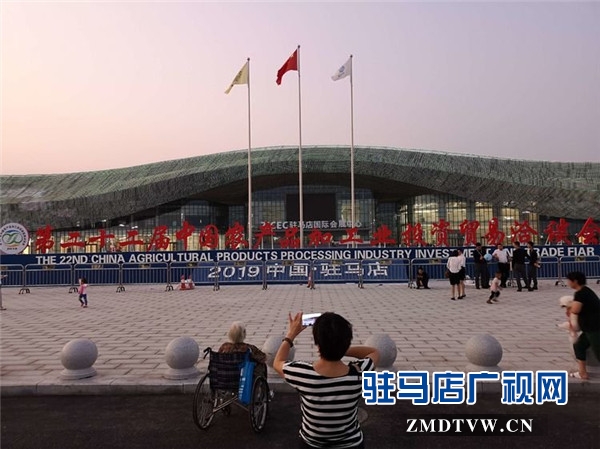 鹏宇集团志愿者到驻马店国际会展中心开展卫生打扫志愿服务获点赞