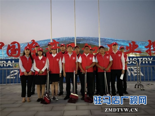 鹏宇集团志愿者到驻马店国际会展中心开展卫生打扫志愿服务获点赞
