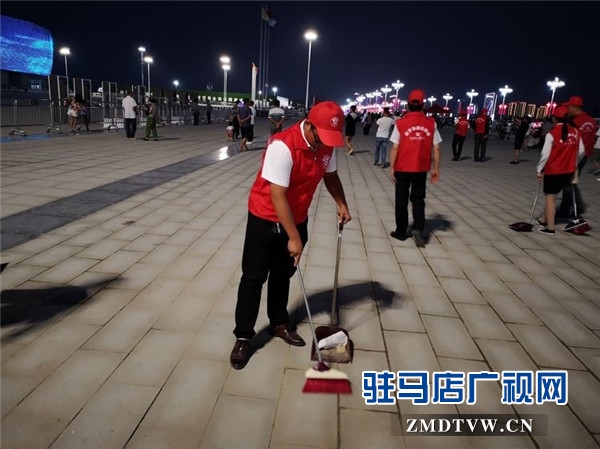 鹏宇集团志愿者到驻马店国际会展中心开展卫生打扫志愿服务获点赞