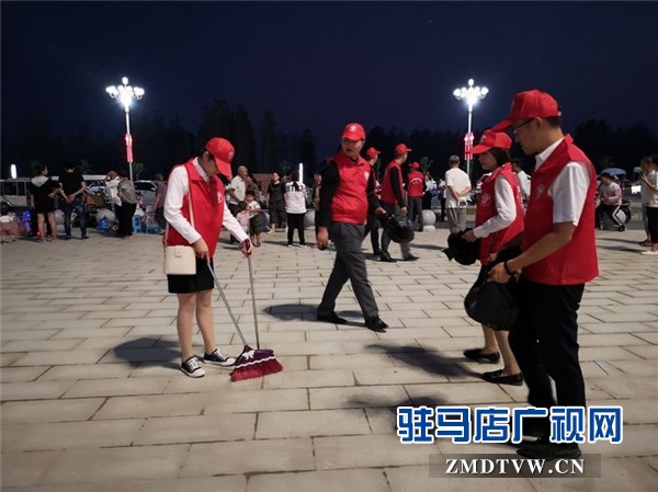 鹏宇集团志愿者到驻马店国际会展中心开展卫生打扫志愿服务获点赞