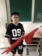 上课时突下大暴雨，小学生冲到操场收国旗：国旗不能湿