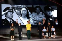 父亲在反恐一线牺牲，女儿转学上警校：长大后我就成了你