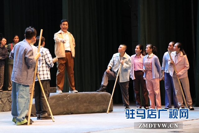 “不忘初心、牢记使命”主题教育大型现代戏《重渡沟》在驻马店市巡演