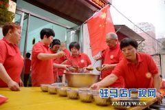 西平爱心人士为环卫工人和孤寡老人发放月饼