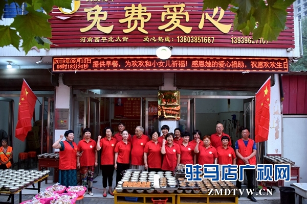 西平爱心人士为环卫工人和孤寡老人发放月饼