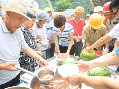 开发区团委联合爱心企业为施工一线工人送‘清凉’