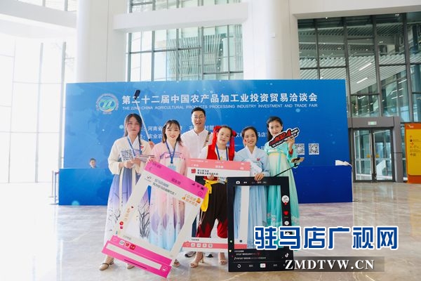 “小哪吒”打卡“投洽会”