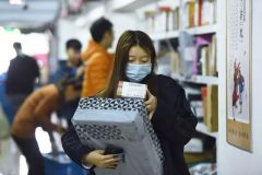 大一新生月生活费要4500，应届毕业生月薪不足6000