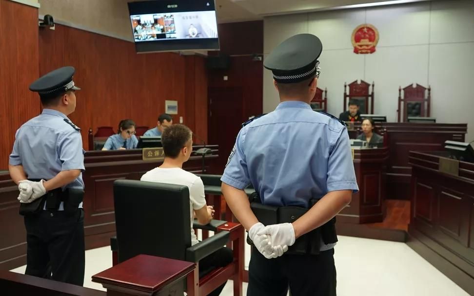 歌手“东来东往”容留他人吸毒获刑1年7个月