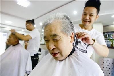 爱心理发师走进养老院为老人免费理发