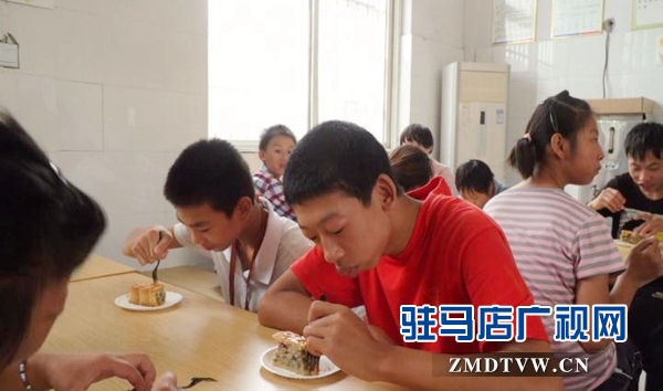 西平县爱心企业探望特殊教育学校的孩子们