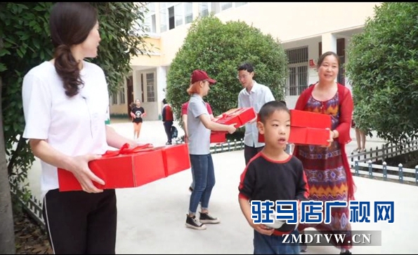 西平县爱心企业探望特殊教育学校的孩子们
