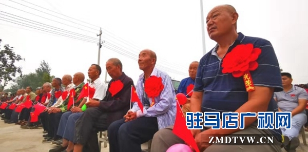 上蔡县邵店乡高李村群众歌唱祖国颂党恩