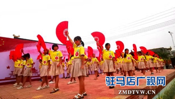 上蔡县邵店乡高李村群众歌唱祖国颂党恩