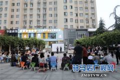  兰可琪双语绘本美学馆携手MAX亲子运动俱乐部开展了中秋赏月亲子DIY月饼活动