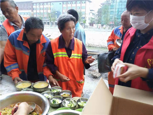 汝南爱心免费粥屋与环卫工人共度中秋节
