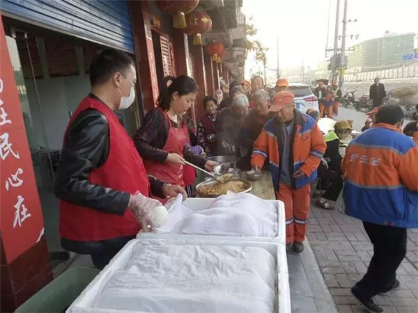 汝南爱心免费粥屋与环卫工人共度中秋节