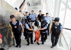 命案逃犯潜逃25年被抓 问警察：中秋你们也不休息?