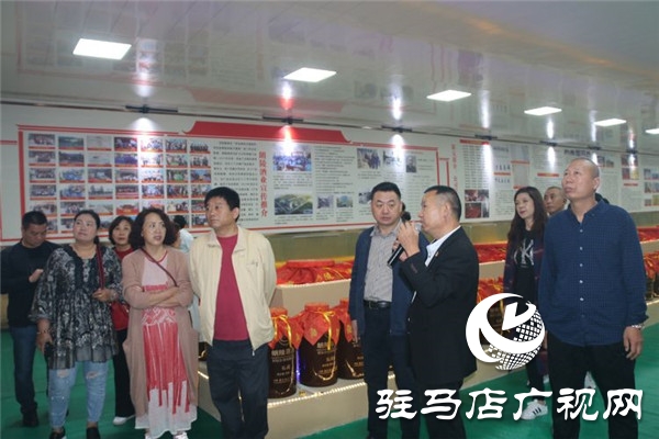朗陵原酒压排度夏150天发酵期开窖酿酒当日喜迎许昌市客商参观考察