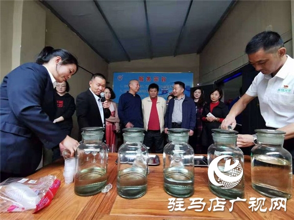 朗陵原酒压排度夏150天发酵期开窖酿酒当日喜迎许昌市客商参观考察