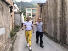 在逃人员被民警追得累瘫求饶：跑不动了，你抓我吧！