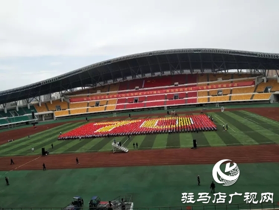 市二中3000学子翻花表演获赞圈粉　