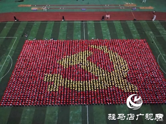 市二中3000学子翻花表演获赞圈粉　