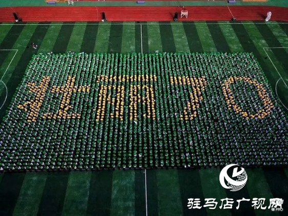 市二中3000学子翻花表演获赞圈粉　