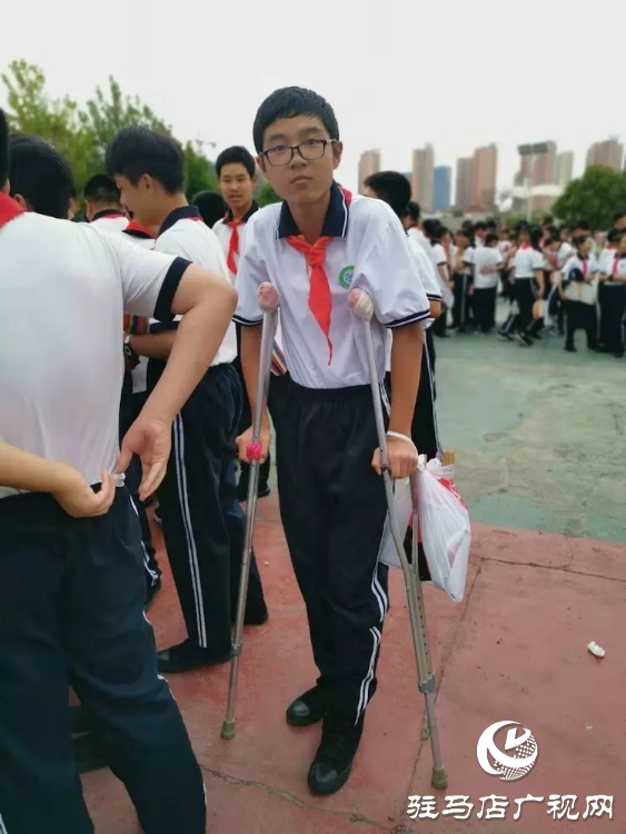 市二中3000学子翻花表演获赞圈粉　