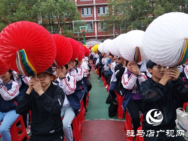 市二中3000学子翻花表演获赞圈粉　