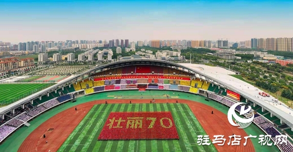 市二中3000学子翻花表演获赞圈粉　