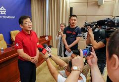 湖南警方兑现举报黑恶势力犯罪奖励 笑星大兵到场领奖