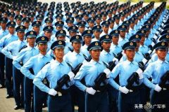 曾经立志当兵的“地震男孩”，如今已经走上阅兵场