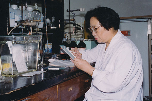屠呦呦：一提青蒿素眼睛就亮，曾扛住190次失败