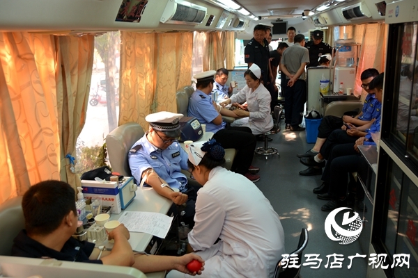 驻马店市200余名保安参加“热血礼赞中华”无偿献血活动