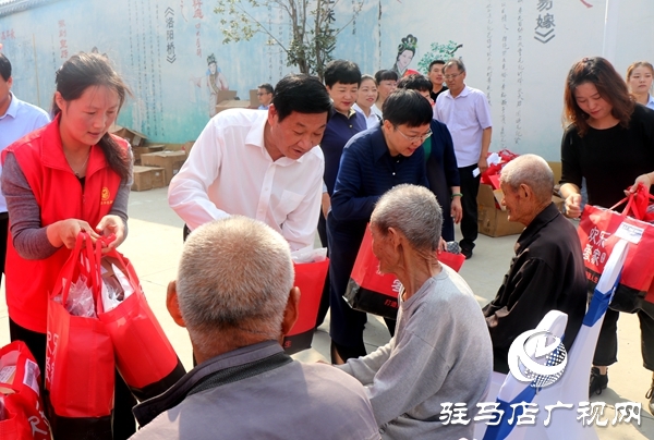 经济开发区慈善总会联合区民政局重阳节前夕给高龄老人送“礼物”